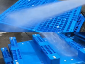 clean the plastic pallet