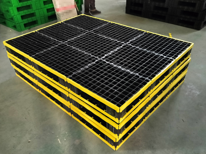 Custom-made interlocking plastic pallets