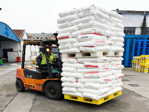 loading cargo pallet forklift