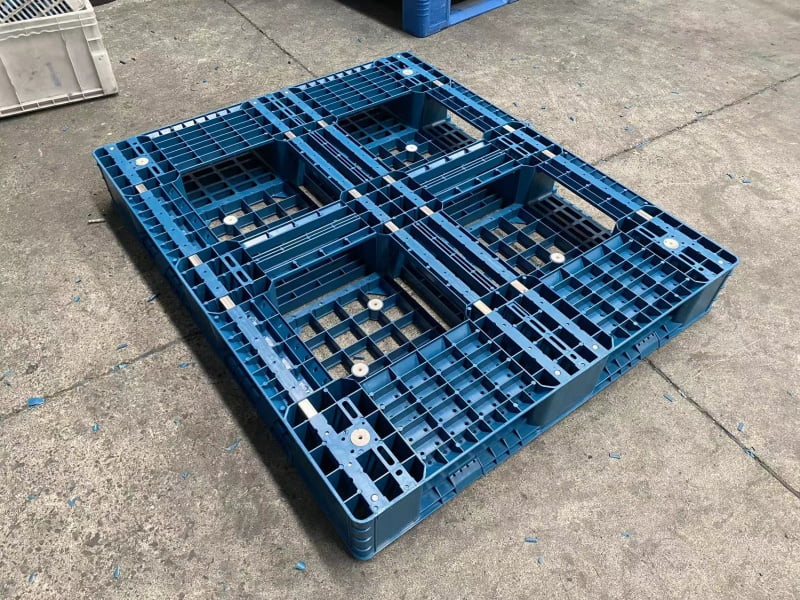 Steel pipe reinforced pallet